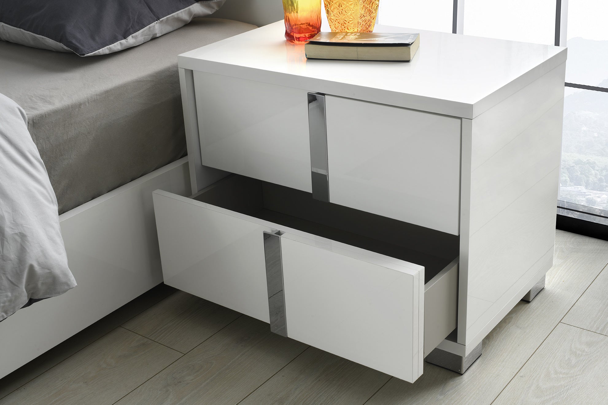 Giulia Left-Facing Nightstand in White